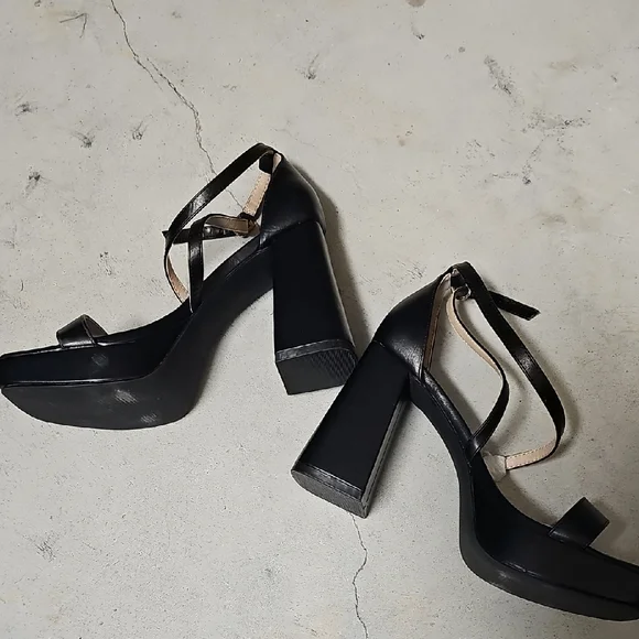 Nwot Black Platform Strappy Heels - Picture 6 of 7